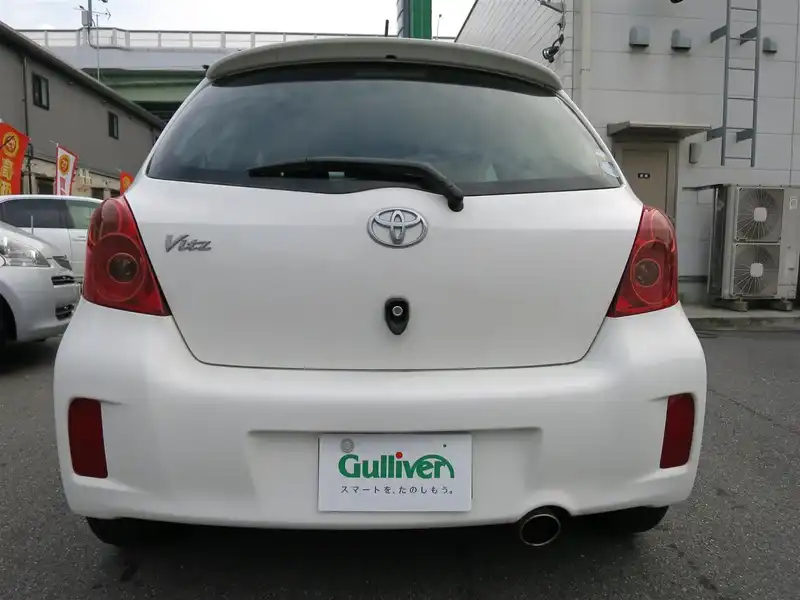 カタログ画像：ヴィッツ（VITZ） ＲＳ 2009年8月 DBA-SCP90 1300cc ホワイト 燃費20.0km / l  バック