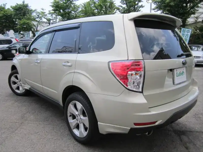 10049807 | カタログ画像：フォレスター（FORESTER） ２．０ＸＴ ブラックレザーリミテッド 2008年8月 CBA-SH5 2000cc サンライトゴールド・オパール バック