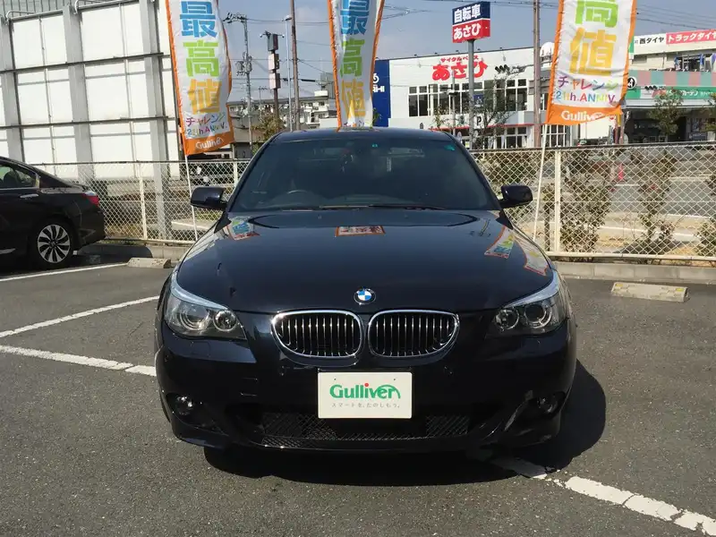 カタログ画像：５シリーズ（5 SERIES） ５４５ｉ Ｍスポーツパッケージ 2004年11月 GH-NB44 4400cc カーボン・ブラック（メタリック・カラー） 燃費7.6km / l  フロント