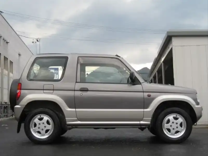 カタログ画像：パジェロミニ（PAJERO MINI） Ｘ 2001年10月 GF-H58A 660cc ダークグレー（Ｍ）／ミディアムシルバー（Ｍ）・２トーン 外装