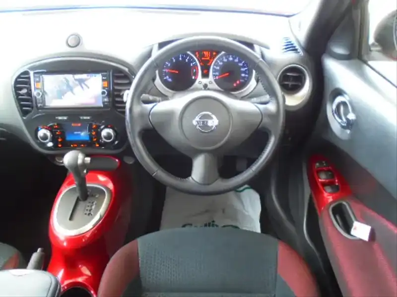 カタログ画像：ジューク（JUKE） １５ＲＸ パーソナライゼーション 2014年7月 DBA-YF15 1500cc ラディアントレッド（ＰＭ）orパッションレッド 燃費18.0km / l 内装