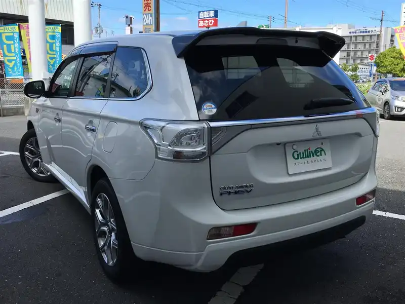 カタログ画像：アウトランダーＰＨＥＶ（OUTLANDER PHEV） Ｇプレミアムパッケージ 2014年1月 DLA-GG2W 2000cc ホワイトパール バック