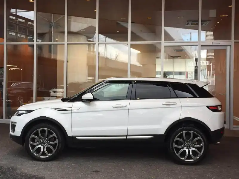 カタログ画像：レンジローバーイヴォーク（RANGE ROVER EVOQUE） ＨＳＥ 2016年9月 CBA-LV2A 2000cc フジ・ホワイトorユーロン・ホワイト 燃費10.6km / l バック