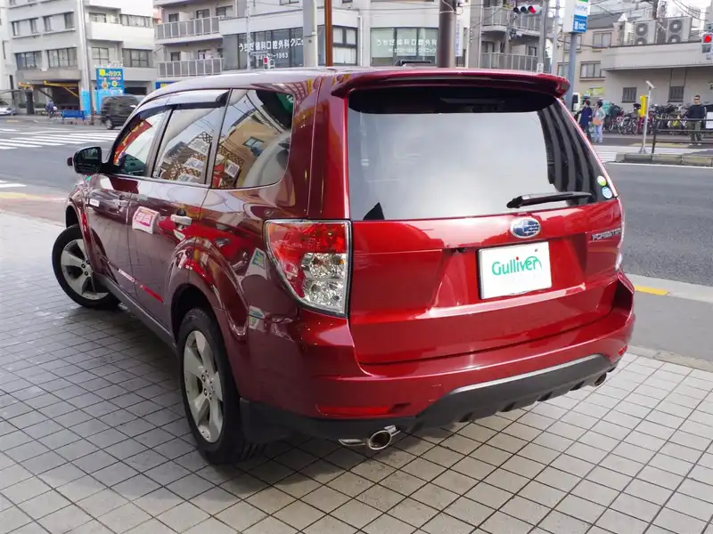 カタログ画像：フォレスター（FORESTER） ２．０ＸＳ ブラックレザーセレクション 2009年1月 DBA-SH5 2000cc カメリアレッド・パール 燃費13.8km / l  バック