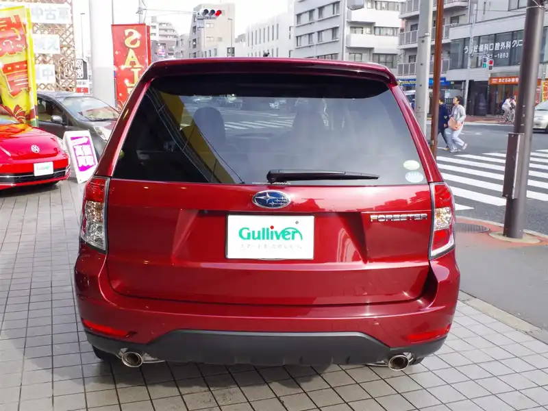 カタログ画像：フォレスター（FORESTER） ２．０ＸＳ ブラックレザーセレクション 2009年1月 DBA-SH5 2000cc カメリアレッド・パール 燃費13.8km / l  バック