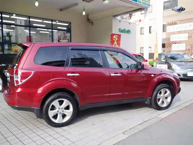 カタログ画像：フォレスター（FORESTER） ２．０ＸＳ ブラックレザーセレクション 2009年1月 DBA-SH5 2000cc カメリアレッド・パール 燃費13.8km / l  外装