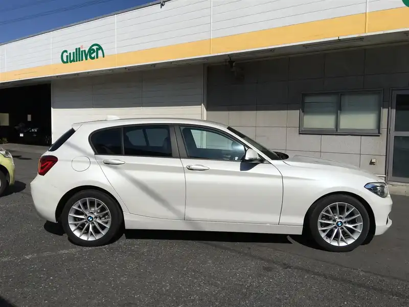 カタログ画像：１シリーズ（1 SERIES） １１８ｉ ファッショニスタ 2015年9月 DBA-1R15 1500cc ミネラル・ホワイト（メタリック・カラー） 燃費18.1km / l 外装