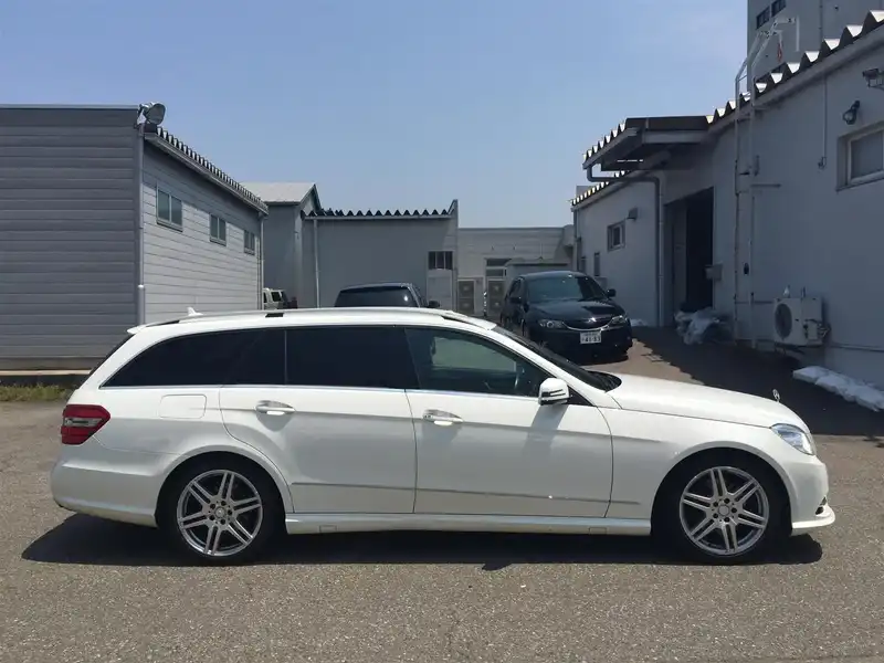 10076102 | カタログ画像：Ｅクラスステーションワゴン（E-CLASS STATIONWAGON） Ｅ２５０ ブルーエフィシェンシー ステーションワゴン 2012年5月 DBA-212247C 1800cc カルサイトホワイト（Ｓ） 外装