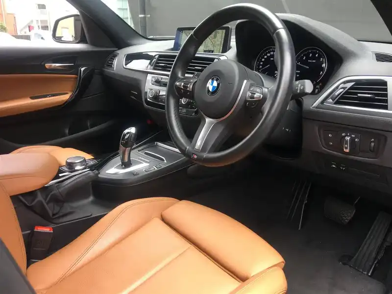 カタログ画像：１シリーズ（1 SERIES） １１８ｉ Ｍスポーツ エディションシャドー 2019年1月 DBA-1R15 1500cc ブラック・サファイア 燃費18.1km / l 内装