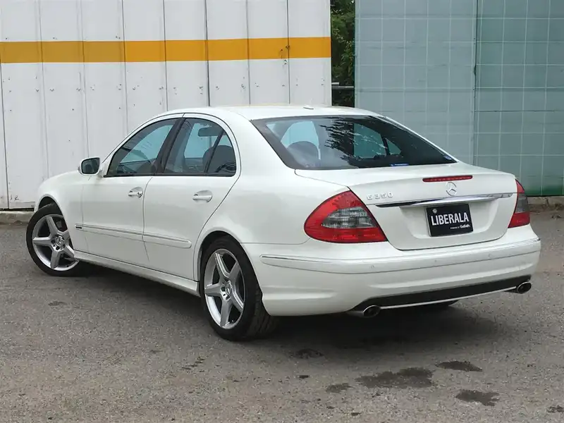 カタログ画像：Ｅクラス（E-CLASS） Ｅ３５０ アバンギャルドＳ 2008年1月 DBA-211056C 3500cc カルサイトホワイト（Ｓ） 燃費8.6km / l  バック