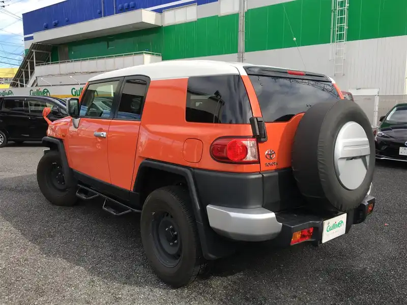 カタログ画像：ＦＪクルーザー（FJ CRUISER） ベースグレード 2012年7月 CBA-GSJ15W 4000cc ツートーン オレンジorツートーン ベージュ 燃費8.0km / l バック