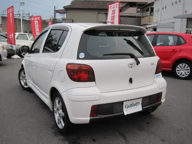 カタログ画像：ヴィッツ（VITZ） ＲＳ 2002年12月 UA-NCP13 1500cc ホワイト 燃費15.2km / l  バック