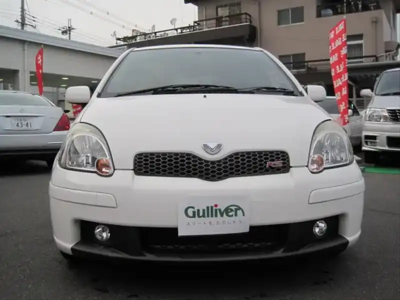 カタログ画像：ヴィッツ（VITZ） ＲＳ 2002年12月 UA-NCP13 1500cc ホワイト 燃費17.0km / l  フロント