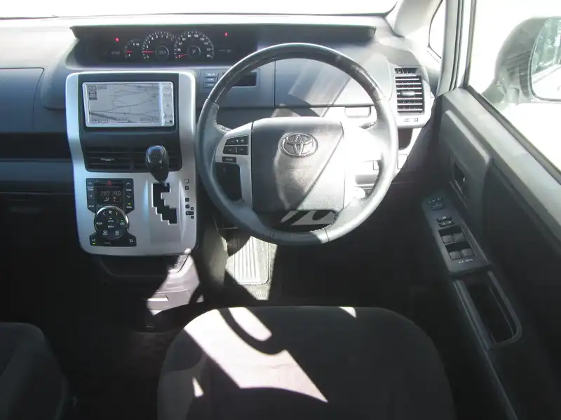 カタログ画像：ノア（NOAH） Ｘ Ｌセレクション・サイドリフトアップシート装着車 2010年4月 DBA-ZRR70G 2000cc シルバーメタリック 燃費13.6km / l 内装