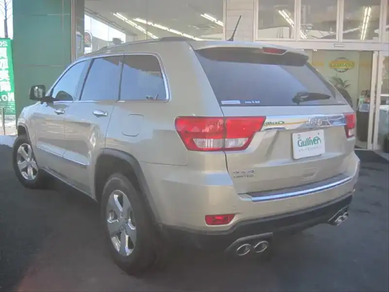 カタログ画像：ジープ・グランドチェロキー（JEEP GRAND CHEROKEE） リミテッド 2011年3月 ABA-WK36A 3600cc ホワイトゴールドクリアコート 燃費7.7km / l バック