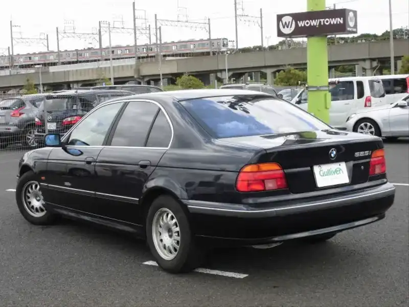 カタログ画像：５シリーズ（5 SERIES） ５２５ｉハイライン 1998年11月 GF-DM25 2500cc ブラックII 燃費7.9km / l  バック