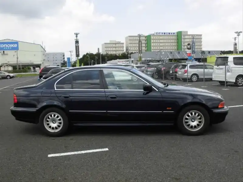 カタログ画像：５シリーズ（5 SERIES） ５２５ｉハイライン 1998年11月 GF-DM25 2500cc ブラックII 燃費7.9km / l  外装