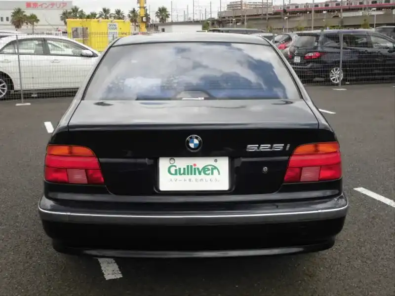 カタログ画像：５シリーズ（5 SERIES） ５２５ｉハイライン 1998年11月 GF-DM25 2500cc ブラックII 燃費7.9km / l  バック