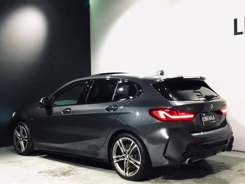 カタログ画像：１シリーズ（1 SERIES） Ｍ１３５ｉ ｘＤｒｉｖｅ 2019年11月 3BA-7L20 2000cc ミネラル・グレー（メタリック・カラー） 燃費12.0km / l バック