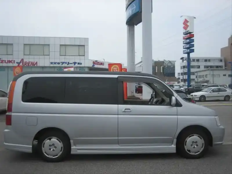 10003807 | カタログ画像：ステップワゴン（STEPWAGON） デラクシーＮ 2003年2月 LA-RF3 2000cc サテンシルバー・メタリック 外装