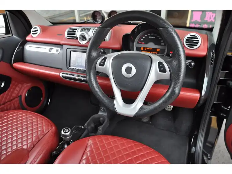 カタログ画像：スマートフォーツークーペ（SMART FORTWO COUPE） ＢＲＡＢＵＳ エクスクルーシブ エディション ミッドナイトブルー 2014年4月 ABA-451333 1000cc ミッドナイトブルー 燃費18.6km / l 内装