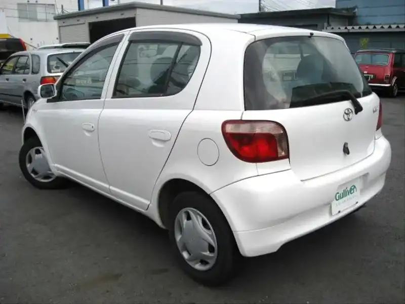 カタログ画像：ヴィッツ（VITZ） Ｕ 2000年12月 TA-NCP15 1300cc ホワイト 燃費18.2km / l  バック