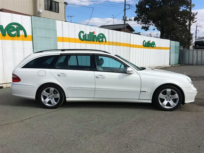 カタログ画像：Ｅクラスステーションワゴン（E-CLASS STATIONWAGON） Ｅ５００ ステーションワゴン アバンギャルド 2004年4月 GH-211270 5000cc アラバスターホワイト（Ｓ） 燃費7.0km / l  外装