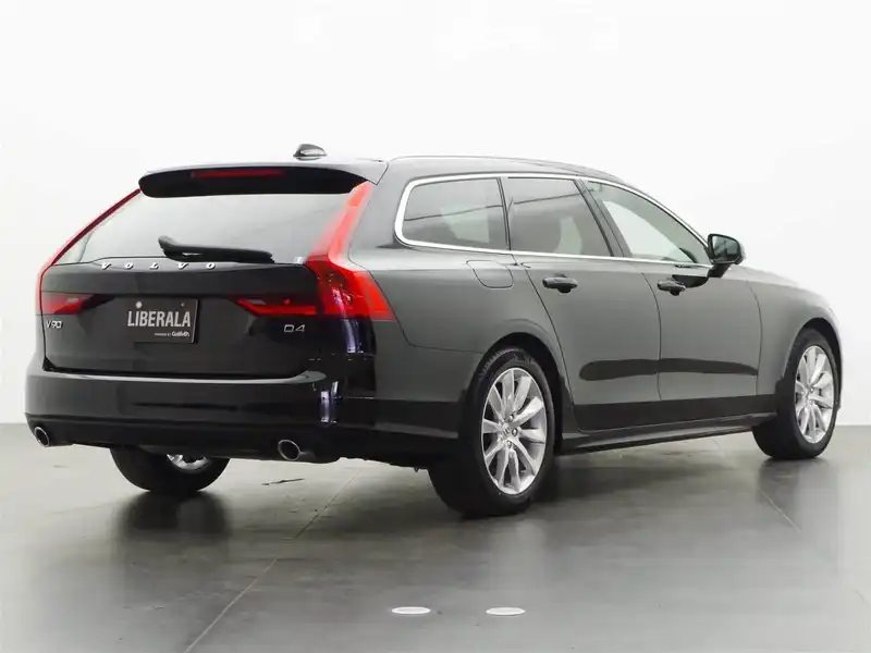 カタログ画像：Ｖ９０（V90） Ｄ４ モメンタム エアサスペンション装着車 2018年7月 LDA-PD4204TA 2000cc ブラック 燃費16.2km / l バック