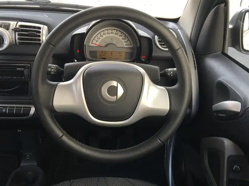 カタログ画像：スマートフォーツークーペ（SMART FORTWO COUPE） ｍｈｄパッション 2014年4月 ABA-451380 1000cc シルバーメタリック 燃費22.0km / l 内装