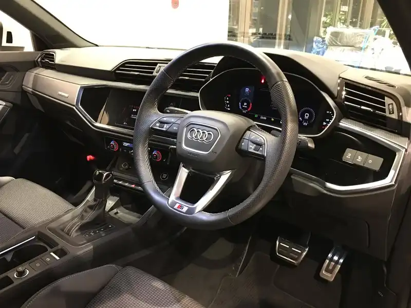 カタログ画像：Ｑ３スポーツバック（Q3 SPORTBACK） ３５ＴＤＩクワトロ Ｓライン 2020年8月 3DA-F3DFGF 2000cc グレイシアホワイトメタリック 燃費15.4km / l 内装