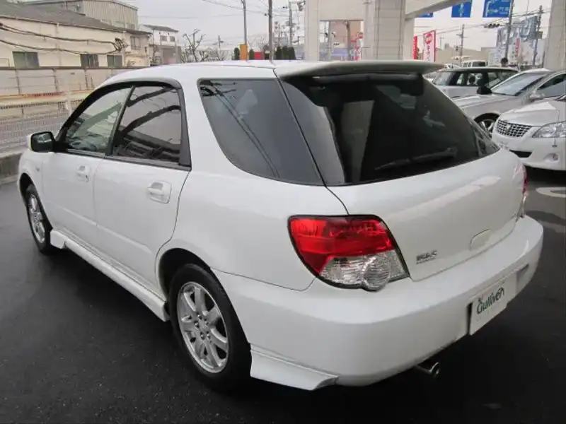 カタログ画像：インプレッサスポーツワゴン（IMPREZA SPORTS WAGON） １５ｉ－Ｓ 2002年11月 LA-GG2 1500cc ピュアホワイト 燃費16.6km / l  バック