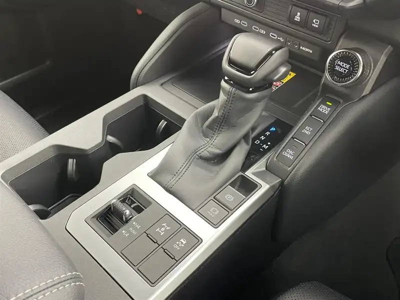 カタログ画像：ランドクルーザー２５０（LAND CRUISER 250） ＶＸ 2024年4月 3DA-GDJ250W 2800cc プラチナホワイトパールマイカ 燃費11.0km / l 内装