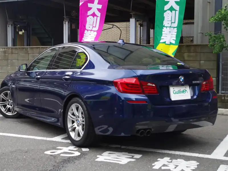 カタログ画像：５シリーズ（5 SERIES） ５２８ｉ ３０ｔｈアニバーサリーエディション 2011年9月 DBA-FR30 3000cc ディープ・シーブルー・メタリック 燃費10.4km / l バック