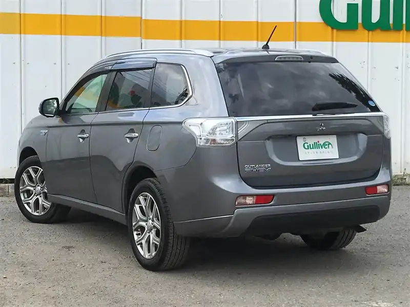 カタログ画像：アウトランダーＰＨＥＶ（OUTLANDER PHEV） スポーツスタイルエディション 2014年10月 DLA-GG2W 2000cc チタニウムグレーメタリック バック