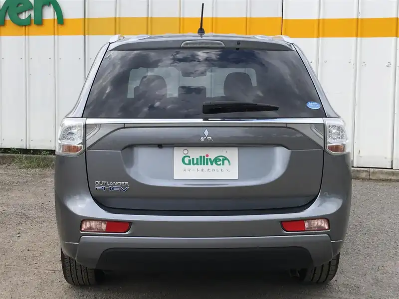 カタログ画像：アウトランダーＰＨＥＶ（OUTLANDER PHEV） Ｇナビパッケージ 2014年9月 DLA-GG2W 2000cc チタニウムグレーメタリック バック