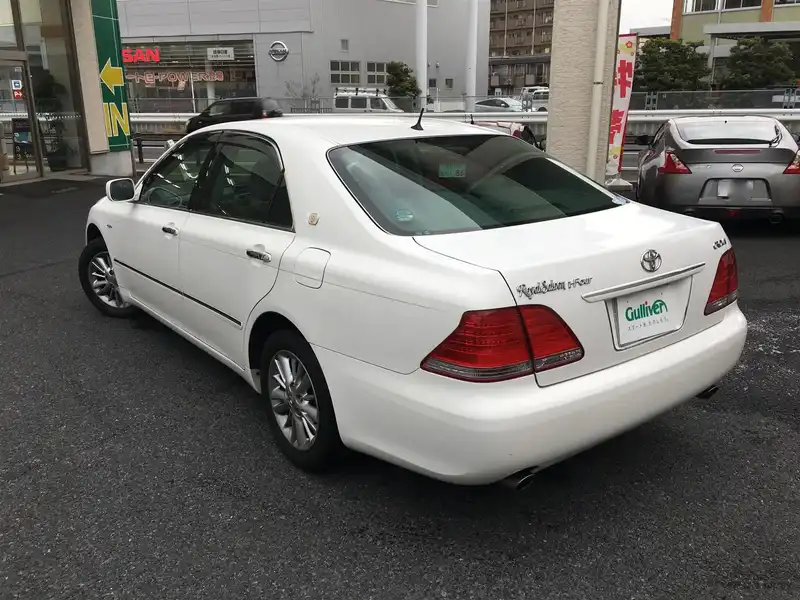 カタログ画像：クラウン（CROWN） ロイヤルサルーンｉ－Ｆｏｕｒ 2004年4月 CBA-GRS183 3000cc ホワイトパールクリスタルシャイン 燃費11.4km / l  バック