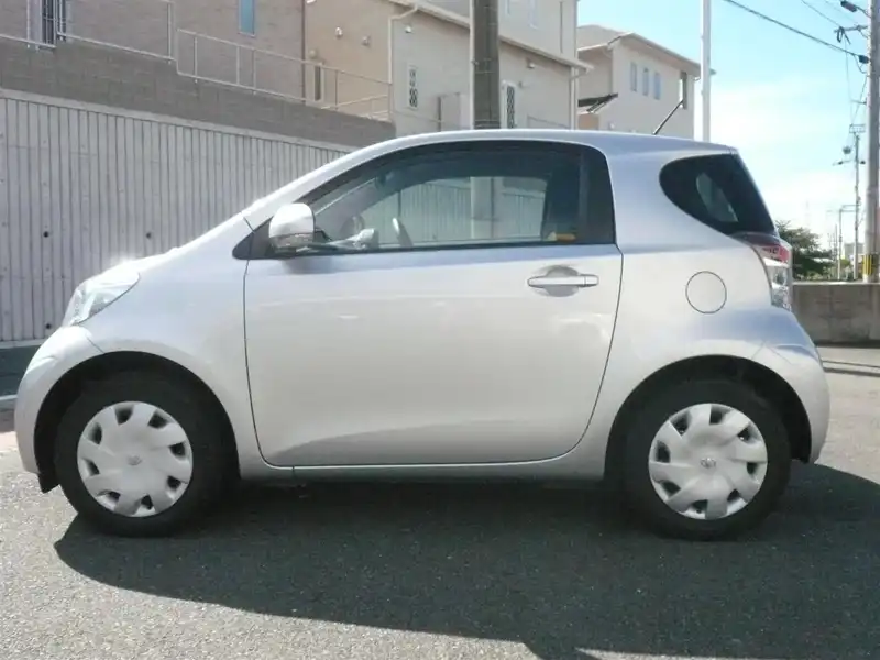 カタログ画像：ｉＱ（IQ） １００Ｘ ２シーター 2012年5月 DBA-KGJ10 1000cc シルバーメタリック 燃費20.8km / l 外装