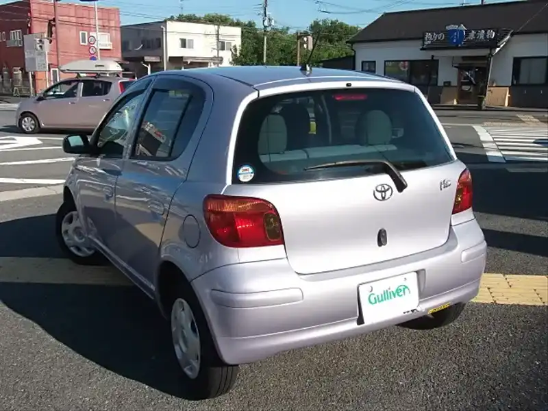 カタログ画像：ヴィッツ（VITZ） Ｆ Ｌパッケージ・ラベンダーエディション 2003年8月 UA-NCP15 1300cc ラベンダーメタリック 燃費16.6km / l  バック