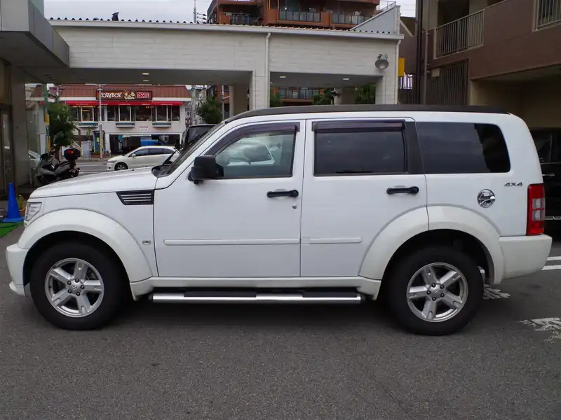 カタログ画像：ダッジ・ナイトロ（DODGE NITRO） ＳＸＴ 2011年3月 ABA-KA37 3700cc ブライトホワイトクリアコート 燃費7.3km / l 外装