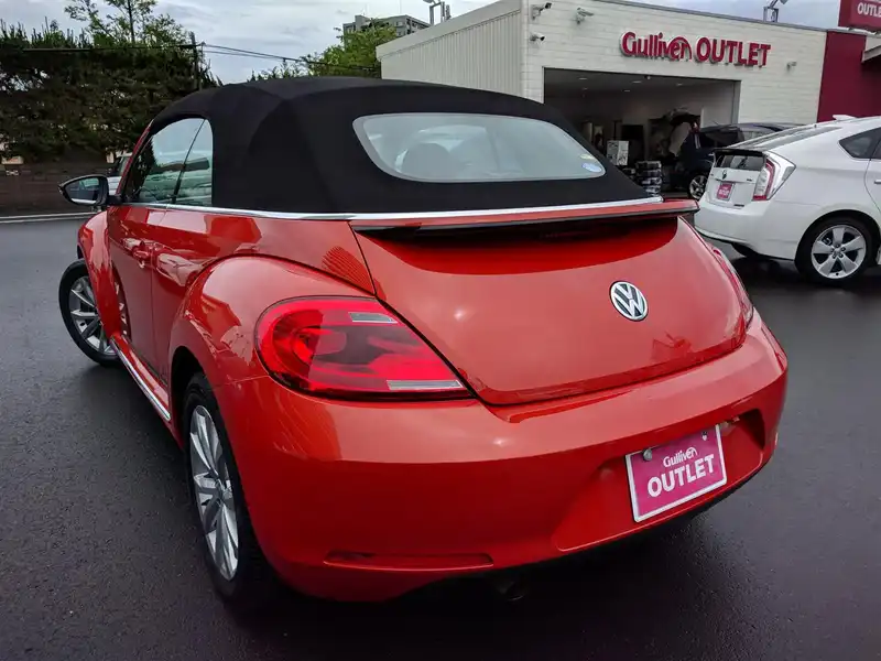 カタログ画像：ザ・ビートル・カブリオレ（THE BEETLE CABRIOLET） クラブ 2015年10月 DBA-16CBZK 1200cc ハバネロオレンジメタリック 燃費17.6km / l バック