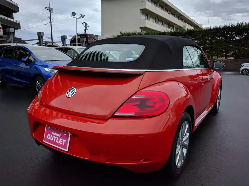 カタログ画像：ザ・ビートル・カブリオレ（THE BEETLE CABRIOLET） クラブ 2015年10月 DBA-16CBZK 1200cc ハバネロオレンジメタリック 燃費17.6km / l バック