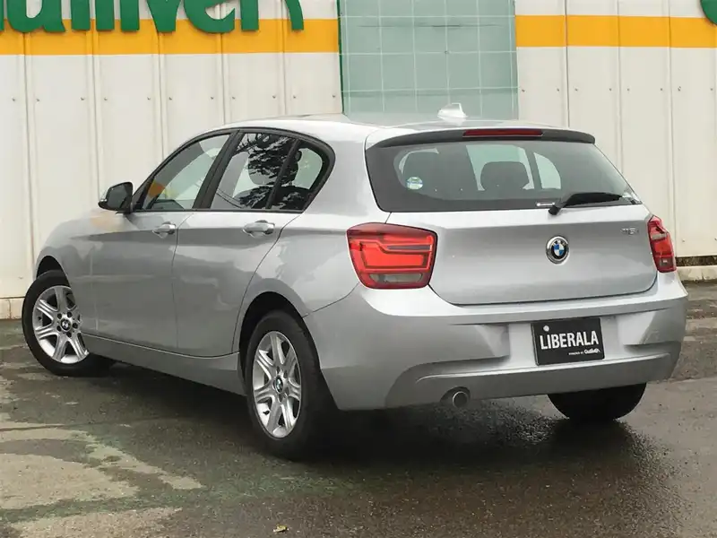 カタログ画像：１シリーズ（1 SERIES） １１６ｉ 2014年8月 DBA-1A16 1600cc グレイシャー・シルバー（メタリック･カラー） 燃費16.6km / l バック