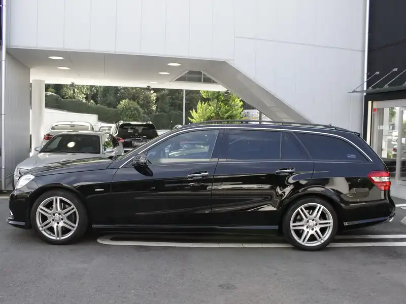 カタログ画像：Ｅクラスステーションワゴン（E-CLASS STATIONWAGON） Ｅ２５０ ＣＧＩブルーエフィシェンシー ステーションワゴン １２５！エディション 2011年1月 DBA-212247C 1800cc オブシディアンブラック（Ｍ） 燃費11.0km / l  外装