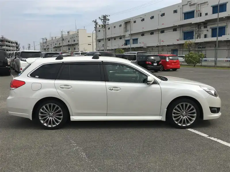 カタログ画像：レガシィツーリングワゴン（LEGACY TOURING WAGON） ２．５ｉアイサイトスポーツセレクション 2010年11月 DBA-BR9 2500cc サテンホワイト・パール 燃費12.4km / l  外装