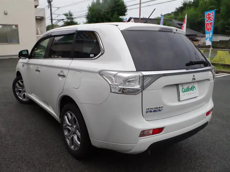 カタログ画像：アウトランダーＰＨＥＶ（OUTLANDER PHEV） Ｇナビパッケージ 2014年4月 DLA-GG2W 2000cc ホワイトパール バック