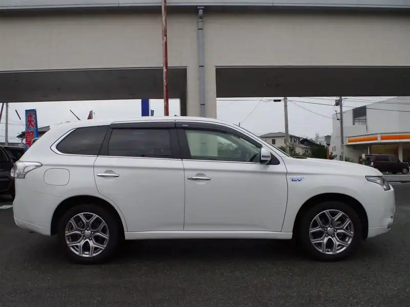 カタログ画像：アウトランダーＰＨＥＶ（OUTLANDER PHEV） Ｇナビパッケージ 2014年1月 DLA-GG2W 2000cc ホワイトパール 外装