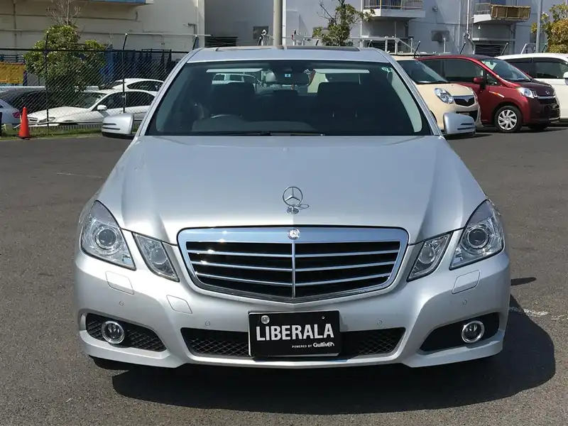 カタログ画像：Ｅクラス（E-CLASS） Ｅ３５０ ブルーテック アバンギャルド 2010年2月 LDA-212024C 3000cc パラジウムシルバー（Ｍ）orイリジウムシルバー（Ｍ） 燃費12.4km / l フロント