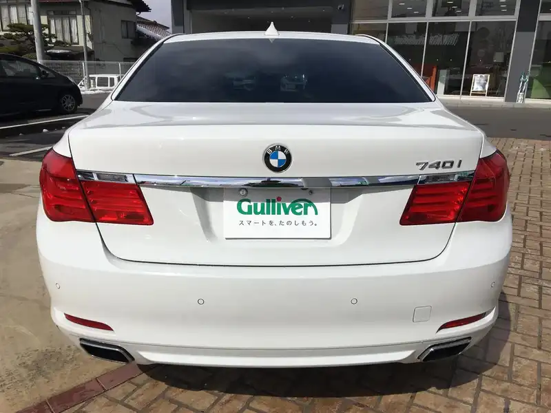 カタログ画像：７シリーズ（7 SERIES） ７４０Ｌｉ 2012年9月 DBA-YE30 3000cc アルピン・ホワイトⅢorミネラル・ホワイト 燃費12.1km / l バック