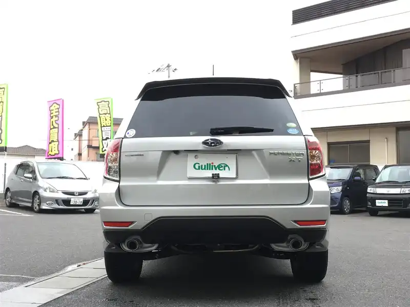 カタログ画像：フォレスター（FORESTER） ２．０ＸＴ 2011年8月 DBA-SH5 2000cc アイスシルバー・メタリック 燃費12.2km / l  バック