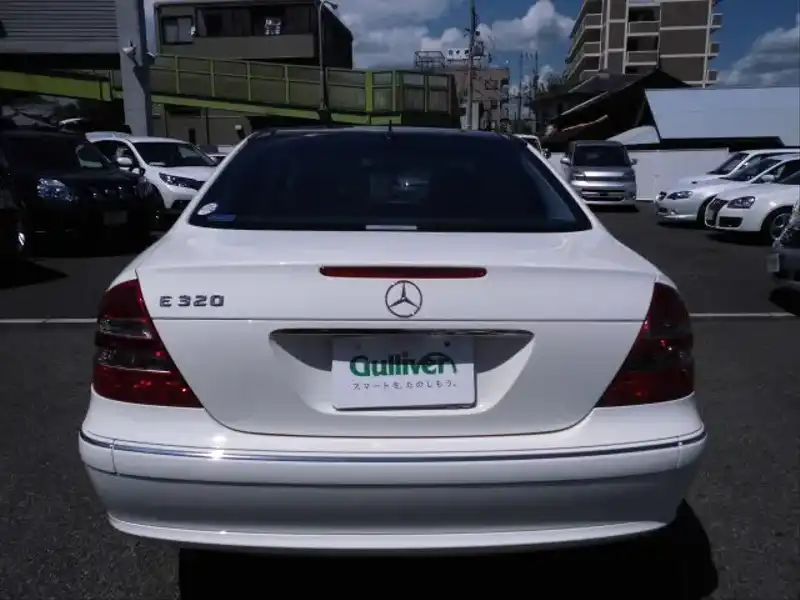 カタログ画像：Ｅクラス（E-CLASS） Ｅ３２０ アバンギャルドリミテッド 2004年10月 GH-211065C 3200cc アラバスターホワイト（Ｓ） 燃費8.5km / l  バック